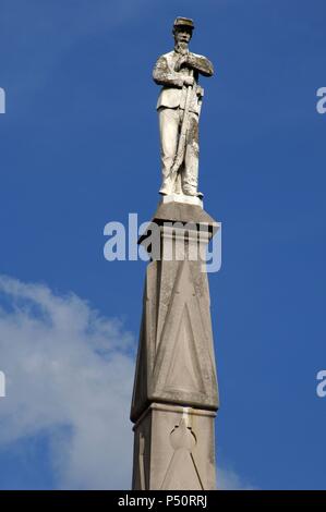 Jackson. Monument aux Morts Confédérés (1891) avant de Charlotte Capers bâtiment. USA. Banque D'Images