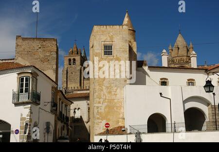 Le Portugal. Evora. Catheral et Largo das Portas de Moura. Banque D'Images