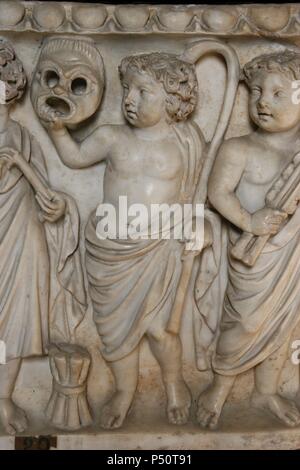 L'art romain le soulagement de sarcophage. Enfant avec masque de théâtre. Musée du Vatican. Ville du Vatican. Banque D'Images