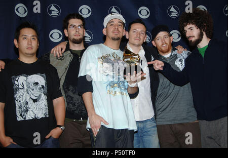 Linkin Park en coulisses à la 48e cérémonie des Grammy Awards au Staples Center de Los Angeles, le mercredi 8 février 2006 - LinkinPark128.jpgLinkinPark128 événement dans la vie d'Hollywood, Californie - Red Carpet Event, USA, Cinéma, Célébrités, photographie, Bestof, Arts, Culture et divertissement, Célébrités, Mode Topix Meilleur de Hollywood, la vie, événement dans la vie d'Hollywood, Californie - une remise de trophée, backstage, cinéma, télévision, célébrités, célébrités de la musique, Topix Bestof, Arts, Culture et loisirs, photographie, tsuni@Gamma-USA.com , Tsuni enquête de crédit / USA, 2 Banque D'Images