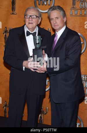 Karl Malden et Michael Douglas dans les coulisses de la 10e REMISE ANNUELLE DES Screen Actors Guild Awards 2004 ' Au Shrine Auditorium à Los Angeles. Le 22 février 2004. - MaldenKarl  jpgMaldenKarl DouglasM100.DouglasM100 événement dans la vie d'Hollywood, Californie - Red Carpet Event, USA, Cinéma, Célébrités, photographie, Bestof, Arts, Culture et divertissement, Célébrités, Mode Topix Meilleur de Hollywood, la vie, événement dans la vie d'Hollywood, Californie - une remise de trophée, backstage, cinéma, télévision, célébrités, célébrités de la musique, Topix Bestof, Arts, Culture et divertissement, photographe Banque D'Images