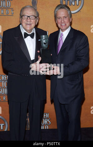 Karl Malden et Michael Douglas dans les coulisses de la 10e REMISE ANNUELLE DES Screen Actors Guild Awards 2004 ' Au Shrine Auditorium à Los Angeles. Le 22 février 2004. - MaldenKarl  jpgMaldenKarl DouglasM101.DouglasM101 événement dans la vie d'Hollywood, Californie - Red Carpet Event, USA, Cinéma, Célébrités, photographie, Bestof, Arts, Culture et divertissement, Célébrités, Mode Topix Meilleur de Hollywood, la vie, événement dans la vie d'Hollywood, Californie - une remise de trophée, backstage, cinéma, télévision, célébrités, célébrités de la musique, Topix Bestof, Arts, Culture et divertissement, photographe Banque D'Images