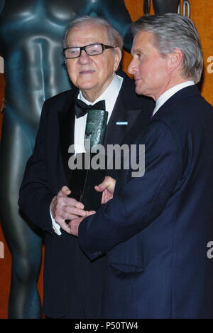 Karl Malden et Michael Douglas dans les coulisses de la 10e REMISE ANNUELLE DES Screen Actors Guild Awards 2004 ' Au Shrine Auditorium à Los Angeles. Le 22 février 2004. - MaldenKarl  jpgMaldenKarl DouglasM117.DouglasM117 événement dans la vie d'Hollywood, Californie - Red Carpet Event, USA, Cinéma, Célébrités, photographie, Bestof, Arts, Culture et divertissement, Célébrités, Mode Topix Meilleur de Hollywood, la vie, événement dans la vie d'Hollywood, Californie - une remise de trophée, backstage, cinéma, télévision, célébrités, célébrités de la musique, Topix Bestof, Arts, Culture et divertissement, photographe Banque D'Images