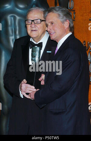 Karl Malden et Michael Douglas arrivant à la 10e REMISE ANNUELLE DES Screen Actors Guild Awards 2004 ' Au Shrine Auditorium à Los Angeles. Le 22 février 2004. - MaldenKarl  jpgMaldenKarl DouglasM165.DouglasM165 événement dans la vie d'Hollywood, Californie - Red Carpet Event, USA, Cinéma, Célébrités, photographie, Bestof, Arts, Culture et divertissement, Célébrités, Mode Topix Meilleur de Hollywood, la vie, événement dans la vie d'Hollywood, Californie - une remise de trophée, backstage, cinéma, télévision, célébrités, célébrités de la musique, Topix Bestof, Arts, Culture et divertissement, Photogr Banque D'Images