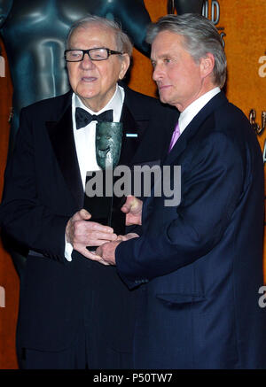 Karl Malden et Michael Douglas arrivant à la 10e REMISE ANNUELLE DES Screen Actors Guild Awards 2004 ' Au Shrine Auditorium à Los Angeles. Le 22 février 2004. - MaldenKarl  jpgMaldenKarl DouglasM166.DouglasM166 événement dans la vie d'Hollywood, Californie - Red Carpet Event, USA, Cinéma, Célébrités, photographie, Bestof, Arts, Culture et divertissement, Célébrités, Mode Topix Meilleur de Hollywood, la vie, événement dans la vie d'Hollywood, Californie - une remise de trophée, backstage, cinéma, télévision, célébrités, célébrités de la musique, Topix Bestof, Arts, Culture et divertissement, Photogr Banque D'Images