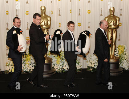 Les gagnants du meilleur documentaire 'Marche de l'empereur' dans la salle de presse à la 78e annuelle des Academy Awards au Kodak Theatre à Hollywood March 5th, 2006. - JpgMarchofthePenguins MarchofthePenguins266.266 événement dans la vie d'Hollywood, Californie - Red Carpet Event, USA, Cinéma, Célébrités, photographie, Bestof, Arts, Culture et divertissement, Célébrités, Mode Topix Meilleur de Hollywood, la vie, événement dans la vie d'Hollywood, Californie - une remise de trophée, backstage, cinéma, télévision, célébrités, célébrités de la musique, Topix Bestof, Arts, Culture et loisirs, photographie, Banque D'Images