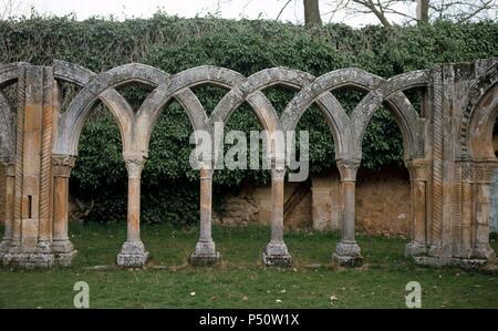 L'art roman San Juan de Duero. Voir les arcades du cloître entrelacés. XIII siècle. Il contient des éléments d'architecture romane, gothique, mudéjar style et influences orientales. Il a été déclaré Monument National en 1882. Soria. Castille et Leon. L'Espagne. Banque D'Images