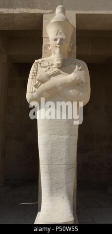 Hatchepsout (1508-1458 b.C). Était la deuxième pharaon de la xviiie dynastie. Statue osirienne.Nouveau Royaume. Temple de Deir El Bahari. Thèbes. L'Égypte. Banque D'Images