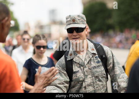 Indianapolis, Indiana, USA - Le 26 mai 2018, un membre de l'US Air Force à espectators poignée l'Indy 500 Parade Banque D'Images