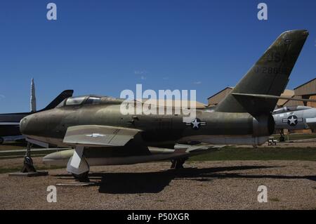 REPUBLIC F-84 F 'THUNDERSTREAK'. Caza operativo en misiones y tácticas estratégicas del Mando Aéreo. Construído en 1950. Originalmente YF-96A, durante la guerra de Corea fue perfeccionado y llamado F-84F. Como para escoltas not. bombarderos Por la not OTAN hasta 1982. Museo del aire y el Espacio. Fort ancien. Estado de Dakota del Sur. Estados Unidos. Banque D'Images