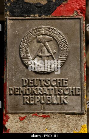 L'Allemagne. Berlin. L'emblème national de la République démocratique allemande. D'un marteau et d'une boussole, entouré par un anneau de seigle. Banque D'Images