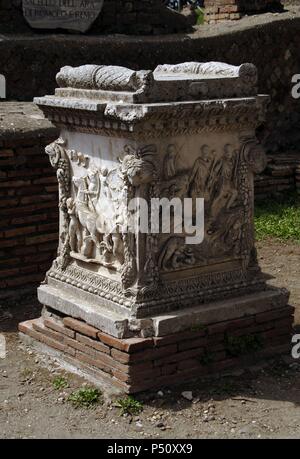 Ostia Antica. Sacellum. Autel des jumeaux. Reliefs représentant Cupidon transportant le char de Mars (à gauche) et Romulus et Remus allaités par la louve découvert par des bergers (à droite). L'Italie. Banque D'Images