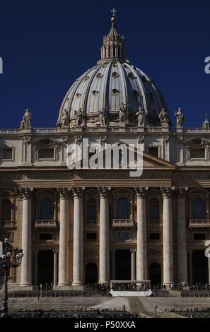 La cité du Vatican. Les touristes à la place Saint-Pierre et la Basilique de Saint Peters. Banque D'Images