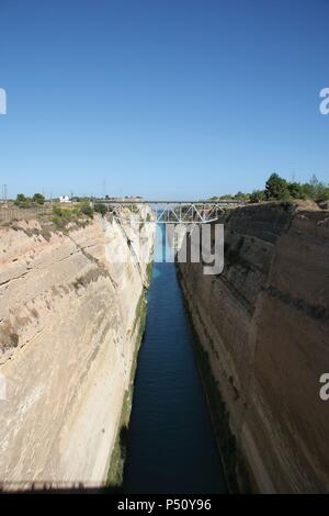 Le Canal de Corinthe. Relie le golfe de Corinthe avec l'Sanoric Golfe dans la mer Egée. La Grèce. L'Europe. Banque D'Images