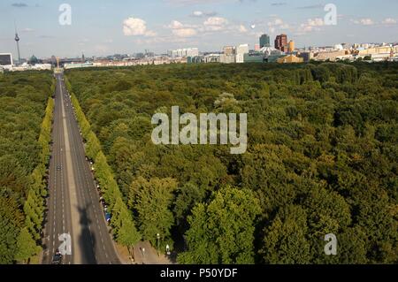 ALEMANIA. BERLIN. Panorámica de la Avenida 17 de junio (hacia el este), que atraviesa el Parque de Tiergarten. Banque D'Images