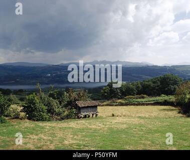 L'Espagne. La Galice. Aperçu d'un paysage typique de Galice avec réservoir Das Conchas en arrière-plan. Près de Santa Comba de Bande. Banque D'Images