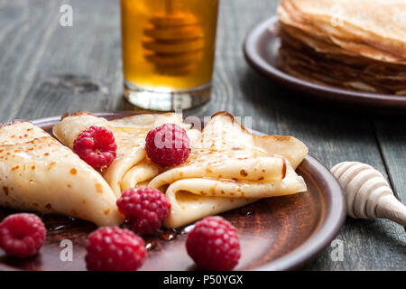 Des crêpes au miel et de fruits Banque D'Images