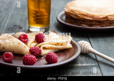 Des crêpes au miel et de fruits Banque D'Images