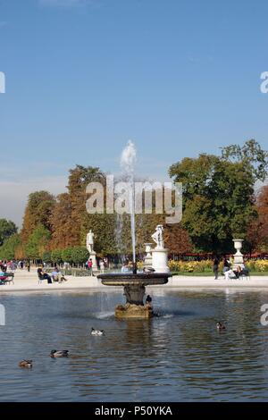 Le jardin de l'Tullerias (Tuileries). Vue sur un petit lac. Paris. Francia. L'Europe. Banque D'Images