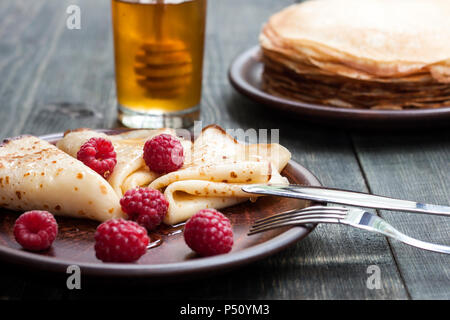 Des crêpes au miel et de fruits Banque D'Images