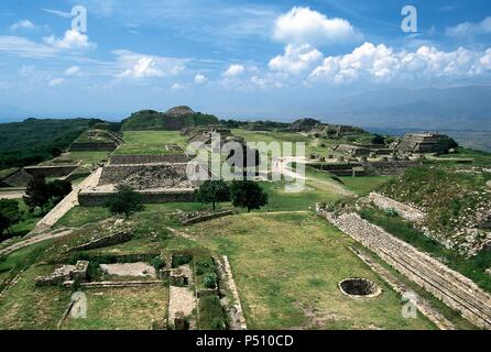 ARTE PRECOLOMBINO. MAYA. Le Mexique. SITIO ARQUEOLOGICO DE MONTE ALBAN. Panorámica de LA GRAN PLAZA. Les données de la ciudad del 800 aC, siendo posiblemente la más antigua de América. L'OAXACA. Banque D'Images