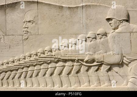 Sarcophage avec relief sculpture d'un scène militaire des soldats de l'Armée rouge et portrait de Lénine. Le monument commémoratif de guerre soviétique (Sowjetisches Ehrenmal) (1949), érigé en mémoire des soldats russes tués au combat à la bataille de Berlin (avril-mai 1945) durant la Seconde Guerre mondiale. Parc de Treptow. Berlin. L'Allemagne. Banque D'Images