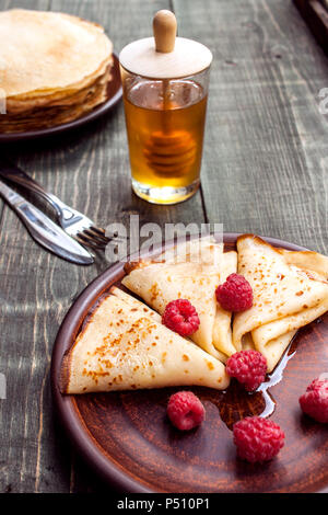 Des crêpes au miel et de fruits Banque D'Images