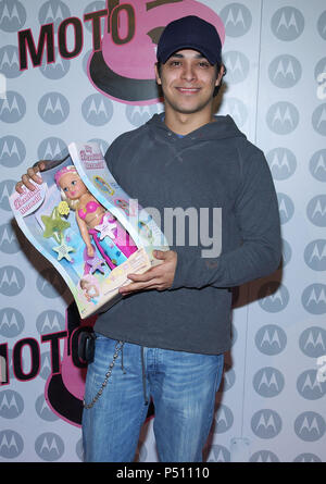 Wilmer Valderrama arrivant au 5ème anniversaire de Motorola au profit du Parti ' ' Toys for Tots au Hayden Lieu à Los Angeles. Le 4 décembre 2003. - ValderramaWilmer jpgValderramaWilmer025.025 événement dans la vie d'Hollywood, Californie - Red Carpet Event, USA, Cinéma, Célébrités, photographie, Bestof, Arts, Culture et divertissement, Célébrités, Mode Topix Meilleur de Hollywood, la vie, événement dans la vie d'Hollywood, Californie - une remise de trophée, backstage, cinéma, télévision, célébrités, célébrités de la musique, Topix Bestof, Arts, Culture et divertissement, la photographie, l'enquête Banque D'Images