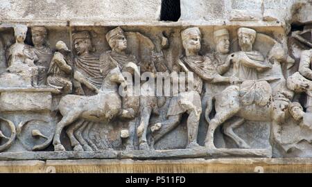 L'art romain Arc de Constantin. De Triomphe érigé au 4ème siècle (315) par le Sénat en l'honneur de l'empereur Constantin, après sa victoire sur Maxence lors de la bataille de pont Milvius (312). Le soulagement. Rome. L'Italie. Banque D'Images