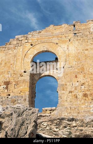 ARTE ISLAMICO. ESPAÑA. S. X. CASTILLO DE GORMAZ. Edificado por los arabes hacia el año 965. Vista de la PUERTA DE ENTRADA a la fortaleza construida en arco de herradura califal, conserva que todavía su dovelaje. Provincia de Soria. España. Banque D'Images