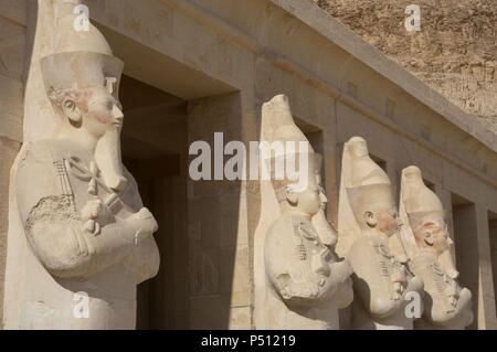 Hatchepsout (1508-1458 b.C). Était la deuxième pharaon de la xviiie dynastie. Statues osirienne.Nouveau Royaume. Temple de Deir El Bahari. Thèbes. L'Égypte. Banque D'Images