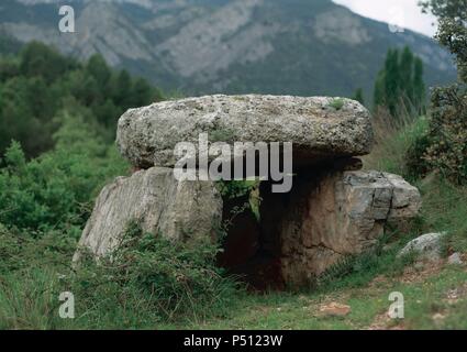 ARTE PREHISTORICO. NEOLITICO. ESPAÑA. CULTURA MEGALITICA. MEDIANO NEOLITICO. 'DOLMEN DEL MOLI DE FAVA' Situado en el Clot de Favá, une 900 m. l'altura. Sepulcro megalítico muy frecuente en Cataluña. Simple Dólmen compuesto por dos o más losas laterales y una gran losa que hace de las. Valle del Cabó (derecha del río Segre). Comarca del l'Alt Urgell. Provincia de Lleida. Cataluña. Banque D'Images