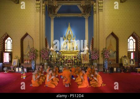 MONJES BUDISTAS rezando en el interior del TEMPLO WAT BENCHAMABOPHIT, construido un finales del siglo XIX por orden de Rama V (Chulalongkorn el Grande) con mármol de Carrare. Popularmente conocido como TEMPLO DE MARMOL. BANGKOK. Tailandia. Banque D'Images