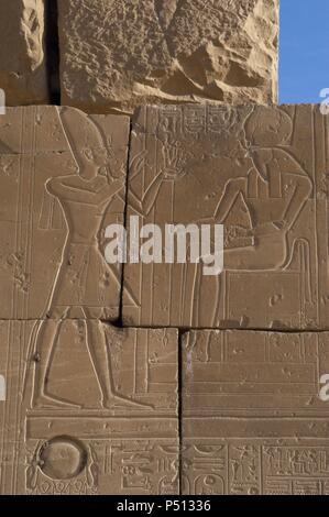 Relief représentant un pharaon en faisant des offrandes au dieu Ra. Ramesseum. 13e siècle. 19 dynastie. Nouveau Royaume. Nécropole de Thèbes. Vallée des rois. L'Égypte. Banque D'Images