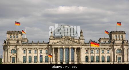 L'Allemagne. Berlin. Le Parlement allemand dans le bâtiment du Reichstag. 1884-1894. Construit par Paul Wallot et reconstruite par Norman Foster entre 1992-1999. De l'extérieur. Banque D'Images