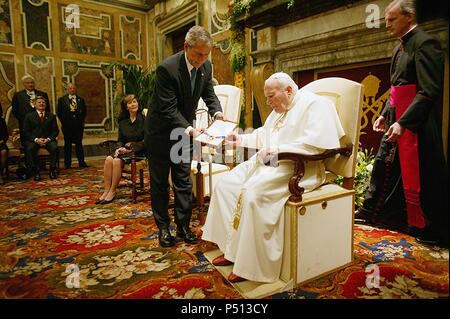 Le Président George Bush remet la Médaille de la Liberté au Pape Jean Paul II le 4 juin 2004, au cours d'une visite au Vatican, à Rome, Italie. Photo par Eric Draper, gracieuseté de la George Bush Presidential Library and Museum Banque D'Images