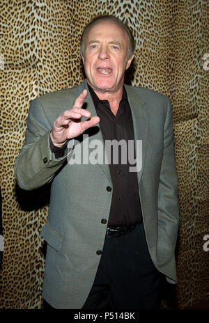 James Caan à l'ouverture de boutique Roberto Cavalli à Beverly Hills. 15 février 2005.CaanJames014 Red Carpet Event, Vertical, USA, Cinéma, Célébrités, photographie, Bestof, Arts, Culture et divertissement, Célébrités Topix fashion / Vertical, Best of, événement dans la vie d'Hollywood, Californie - Tapis rouge et en backstage, USA, Cinéma, Célébrités, cinéma, télévision, Célébrités célébrités musique, photographie, Arts et culture, Bestof, divertissement, Topix, vertical, une seule personne, depuis les années 2003 à 2005, , tsuni@Gamma-USA.com enquête - les trois quarts Banque D'Images