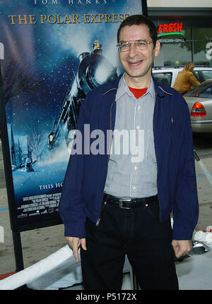 Eddie Deezen arrivant au Pôle Express Première au Grauman Chinese Theatre de Los Angeles. 11/07/2004. DeezenEddie036 Red Carpet Event, Vertical, USA, Cinéma, Célébrités, photographie, Bestof, Arts, Culture et divertissement, Célébrités Topix fashion / Vertical, Best of, événement dans la vie d'Hollywood, Californie - Tapis rouge et en backstage, USA, Cinéma, Célébrités, cinéma, télévision, Célébrités célébrités musique, photographie, Arts et culture, Bestof, divertissement, Topix, vertical, une seule personne, depuis les années 2003 à 2005, , tsuni@Gamma-USA.com enquête - Trois quart Banque D'Images