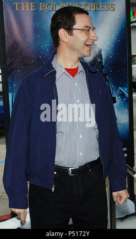 Eddie Deezen arrivant au Pôle Express Première au Grauman Chinese Theatre de Los Angeles. 11/07/2004. DeezenEddie037 Red Carpet Event, Vertical, USA, Cinéma, Célébrités, photographie, Bestof, Arts, Culture et divertissement, Célébrités Topix fashion / Vertical, Best of, événement dans la vie d'Hollywood, Californie - Tapis rouge et en backstage, USA, Cinéma, Célébrités, cinéma, télévision, Célébrités célébrités musique, photographie, Arts et culture, Bestof, divertissement, Topix, vertical, une seule personne, depuis les années 2003 à 2005, , tsuni@Gamma-USA.com enquête - Trois quart Banque D'Images