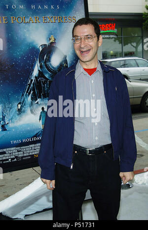 Eddie Deezen arrivant au Pôle Express Première au Grauman Chinese Theatre de Los Angeles. 11/07/2004. DeezenEddie039 Red Carpet Event, Vertical, USA, Cinéma, Célébrités, photographie, Bestof, Arts, Culture et divertissement, Célébrités Topix fashion / Vertical, Best of, événement dans la vie d'Hollywood, Californie - Tapis rouge et en backstage, USA, Cinéma, Célébrités, cinéma, télévision, Célébrités célébrités musique, photographie, Arts et culture, Bestof, divertissement, Topix, vertical, une seule personne, depuis les années 2003 à 2005, , tsuni@Gamma-USA.com enquête - Trois quart Banque D'Images