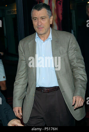 Robert DeNiro arrivant à l'aubaine Premiere au Chinese Theatre de Los Angeles. 22 avril, 2004.DeNiroRobert040 Red Carpet Event, Vertical, USA, Cinéma, Célébrités, photographie, Bestof, Arts, Culture et divertissement, Célébrités Topix fashion / Vertical, Best of, événement dans la vie d'Hollywood, Californie - Tapis rouge et en backstage, USA, Cinéma, Célébrités, cinéma, télévision, Célébrités célébrités musique, photographie, Arts et culture, Bestof, divertissement, Topix, vertical, une seule personne, depuis les années 2003 à 2005, , tsuni@Gamma-USA.com enquête - les trois quarts Banque D'Images