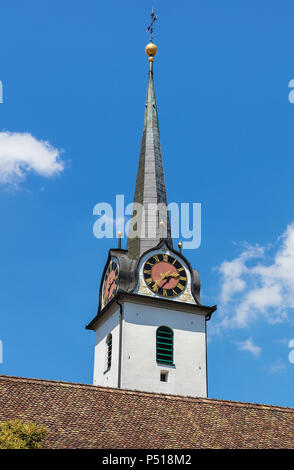 Tour d'une église dans le village de Genève dans le canton de Schwyz. Banque D'Images