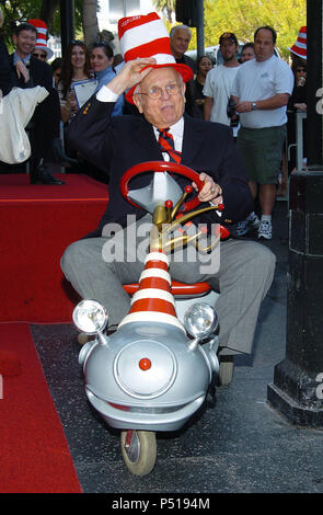 Johnny Grant, maire honoraire de Hollywood qui pose à la star de Dr Seuss sur le Hollywood Boulevard. Walk of Fame à Los Angeles. Le 11 mars 2004. GrantJohnny071 Red Carpet Event, Vertical, USA, Cinéma, Célébrités, photographie, Bestof, Arts, Culture et divertissement, Célébrités Topix fashion / Vertical, Best of, événement dans la vie d'Hollywood, Californie - Tapis rouge et en backstage, USA, Cinéma, Célébrités, cinéma, télévision, Célébrités célébrités musique, photographie, Arts et culture, Bestof, divertissement, Topix, vertical, une seule personne, à partir de l'années , de 2003 à 2005, enquête tsu Banque D'Images