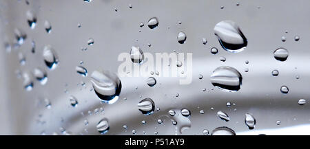 Les gouttes d'eau sur fond de verre bleu, bannière pour site web. Banque D'Images