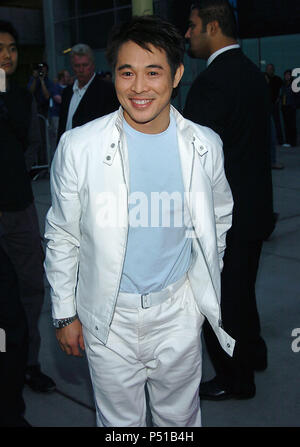 Jet Li en arrivant à la Premiere (héros) à la Zing Xiong Arclight Theatre de Los Angeles. Le 17 août 2004. JetLi004 Red Carpet Event, Vertical, USA, Cinéma, Célébrités, photographie, Bestof, Arts, Culture et divertissement, Célébrités Topix fashion / Vertical, Best of, événement dans la vie d'Hollywood, Californie - Tapis rouge et en backstage, USA, Cinéma, Célébrités, cinéma, télévision, Célébrités célébrités musique, photographie, Arts et culture, Bestof, divertissement, Topix, vertical, une seule personne, depuis les années 2003 à 2005, , tsuni@Gamma-USA.com enquête - les trois quarts Banque D'Images