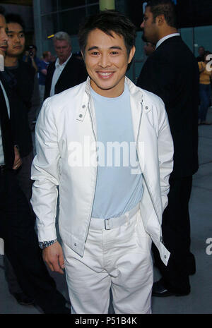 Jet Li en arrivant à la Premiere (héros) à la Zing Xiong Arclight Theatre de Los Angeles. Le 17 août 2004. JetLi037 Red Carpet Event, Vertical, USA, Cinéma, Célébrités, photographie, Bestof, Arts, Culture et divertissement, Célébrités Topix fashion / Vertical, Best of, événement dans la vie d'Hollywood, Californie - Tapis rouge et en backstage, USA, Cinéma, Célébrités, cinéma, télévision, Célébrités célébrités musique, photographie, Arts et culture, Bestof, divertissement, Topix, vertical, une seule personne, depuis les années 2003 à 2005, , tsuni@Gamma-USA.com enquête - les trois quarts Banque D'Images