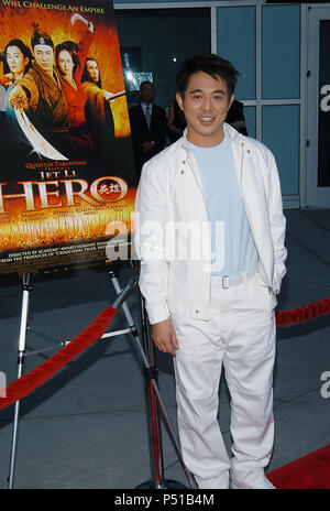 Jet Li en arrivant à la Premiere (héros) à la Zing Xiong Arclight Theatre de Los Angeles. Le 17 août 2004. JetLi046 Red Carpet Event, Vertical, USA, Cinéma, Célébrités, photographie, Bestof, Arts, Culture et divertissement, Célébrités Topix fashion / Vertical, Best of, événement dans la vie d'Hollywood, Californie - Tapis rouge et en backstage, USA, Cinéma, Célébrités, cinéma, télévision, Célébrités célébrités musique, photographie, Arts et culture, Bestof, divertissement, Topix, vertical, une seule personne, depuis les années 2003 à 2005, , tsuni@Gamma-USA.com enquête - les trois quarts Banque D'Images