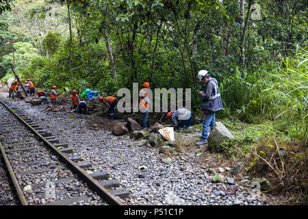 AGUAS CALIENTES, PÉROU - le 5 janvier 2018 : personnes non identifiées par railroad de PeruRail à Aguas Calientes, le Pérou. PeruRail a été fondée en 1999. Banque D'Images