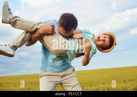 Père et fils jouent sur le terrain. Banque D'Images