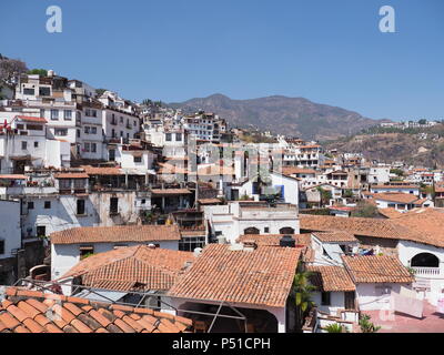 Paysage urbain historique célèbre paysages de Taxco de Alarcon city dans l'État de Guerrero au Mexique avec ciel bleu clair en 2018, jour d'hiver ensoleillé chaud Nort Banque D'Images